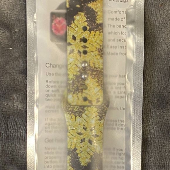 🌿4/$35 🌿NWT POSH TECH Apple‎ Watch Band Snowflakes - Picture 3 of 3